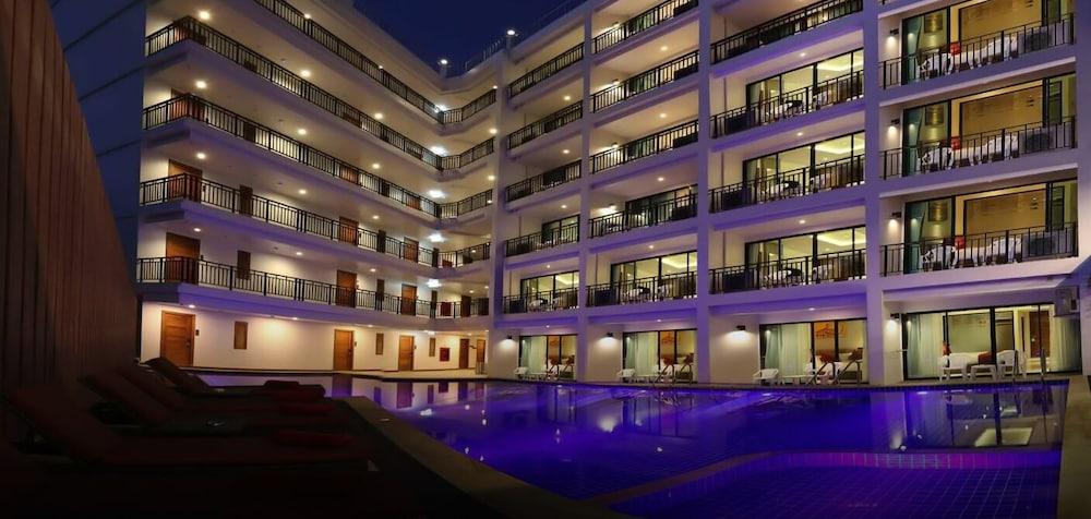 Paripas Patong Resort Exterior photo