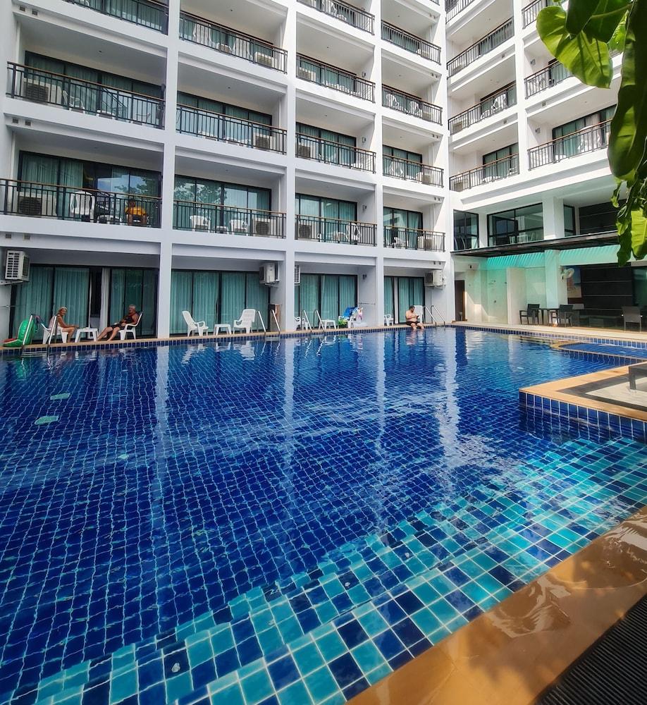 Paripas Patong Resort Exterior photo
