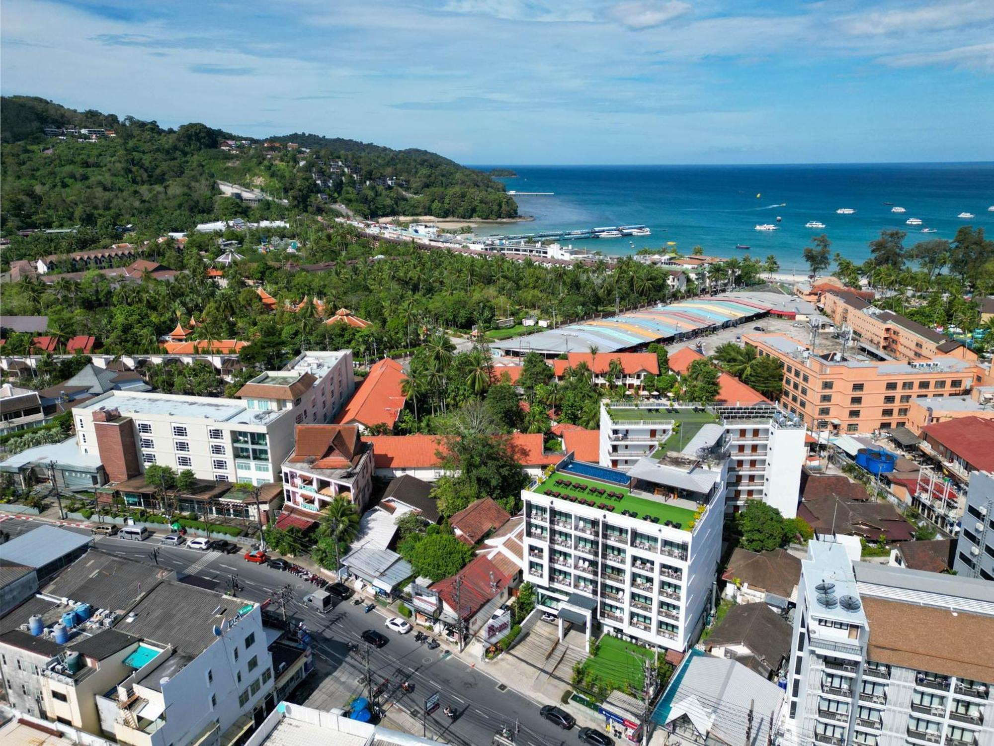 Paripas Patong Resort Exterior photo