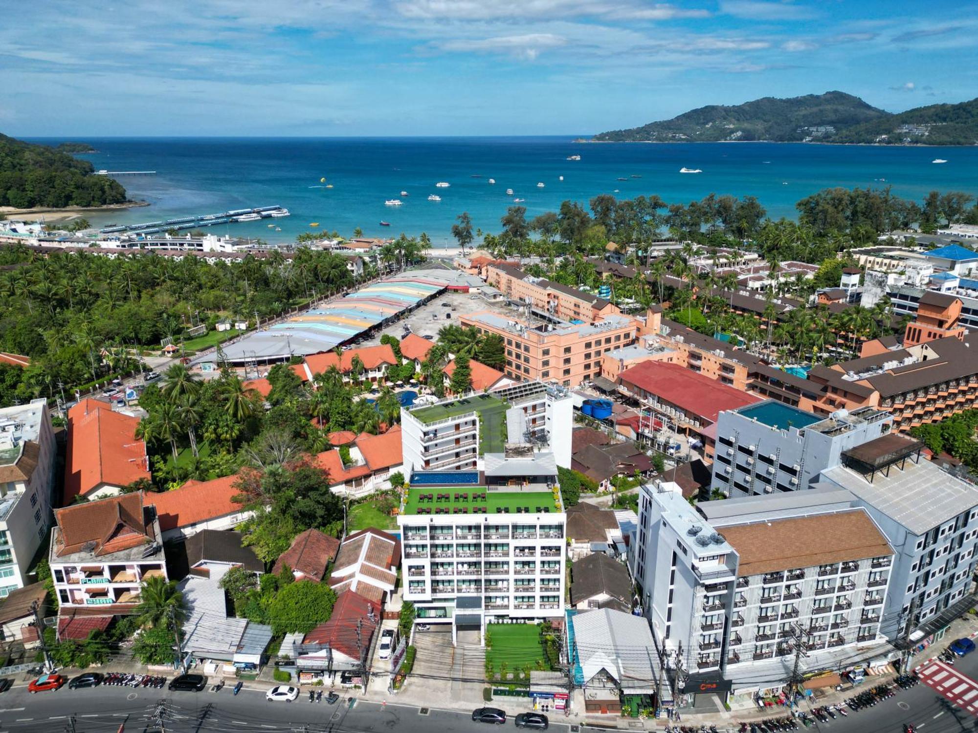 Paripas Patong Resort Exterior photo