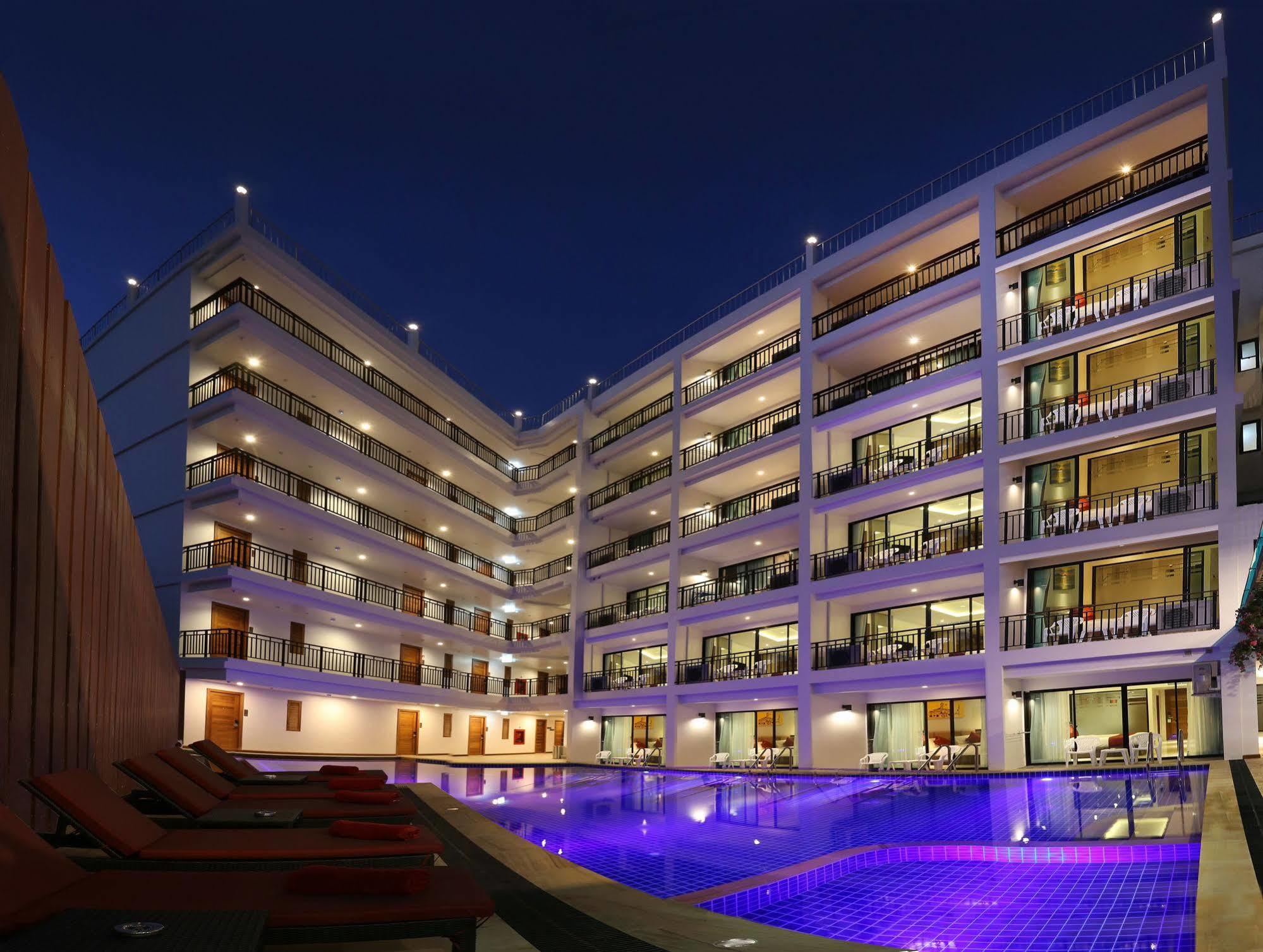 Paripas Patong Resort Exterior photo